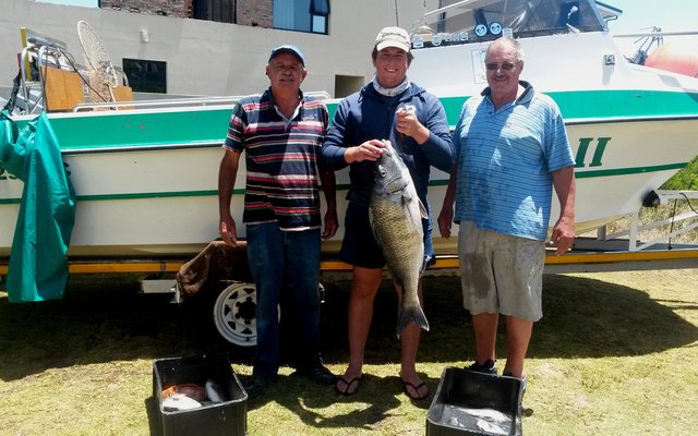 Eers is daar skipper Jean Downing, dan Ferdi van Dyk met sy witsteenbras van 92 cm en dan Corne Swart. 